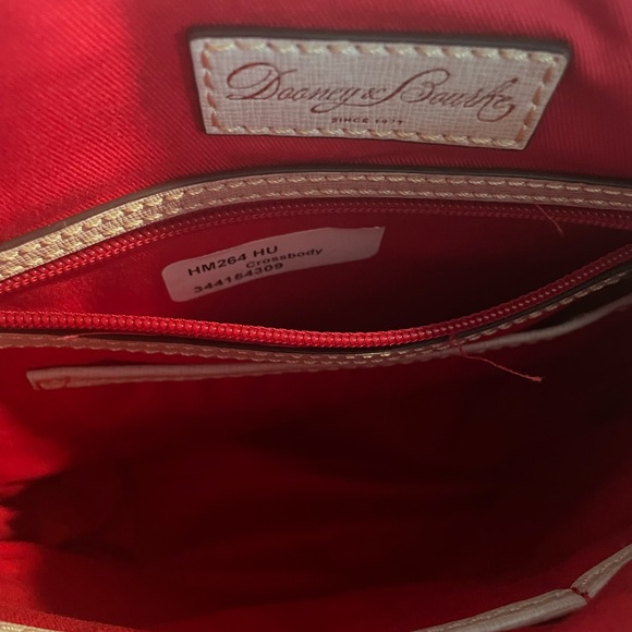 Dooney and Bourke Crossbody logo’d  handbag. - Picture 3 of 3